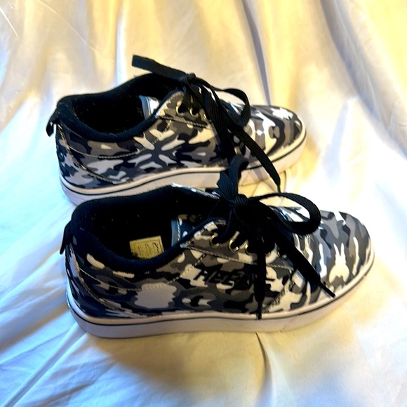 Heelys camo print youth size 4 - Picture 5 of 6